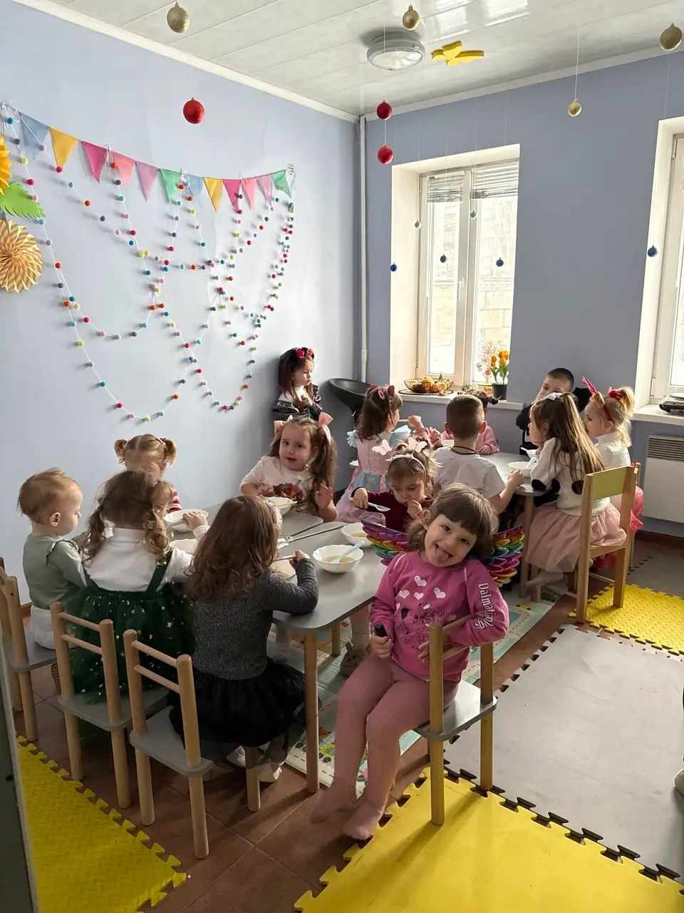 Діти граються в ігровій кімнаті дитячого садка Flash Kids, Лівий берег